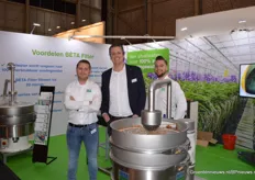 Kenneth van Bovenend, Sjoerd Scholte en Christiaan de Vries van Bèta Industrie op de foto met hun tuinbouwfilter.